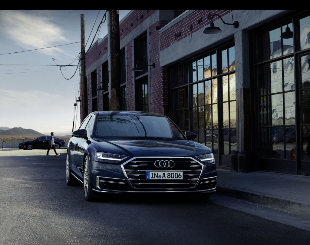 Il LED Oslon Compact PL debutta nell’illuminazione anteriore adattiva dell’Audi A8, mentre il LED Oslon Black Flat S, nella versione a 3 chip, è impiegato per generare un fascio luminoso più ampio e il collaudato Topled è installato nelle luci di marcia d