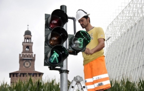 Arrivano i semafori intelligenti per i pedoni distratti da smartphone
