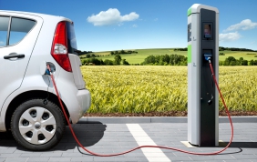 Auto elettrica: contributi per chi vive in Lombardia