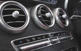 Se mi fermo con l’aria condizionata auto accesa rischio una multa?