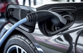 Auto elettrica sogno proibito degli italiani: lo dice Areté