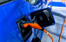 Auto ibrida o elettrica: agli italiani piace