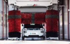 Come lavare un'auto elettrica o ibrida?