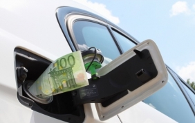 Caro benzina: spenderemo 1.750 euro per fare il pieno