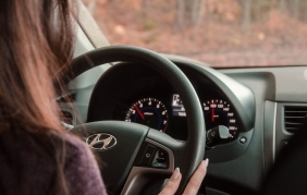 All’esame per la patente al volante della sua auto: donna multata