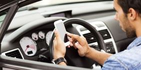 Smartphone alla guida? Se scrivi 1 sms fai 100 metri senza guardare la strada