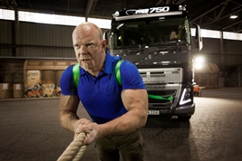 Volvo Trucks e l'uomo più forte del mondo insieme per un trasporto davvero eccezionale
