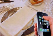 Il galateo si scontra con lo smartphone a tavola