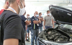 Gommisti a scuola sulle auto ibride ed elettriche