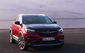 Grandland X Hybrid4: il top della tecnologia ibrida