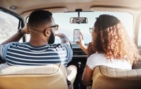 Si torna al volante: meglio lasciar perdere lo smartphone