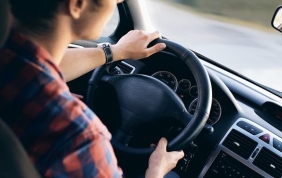 Guidare senza patente per necessità: si può fare o si rischia la multa?