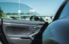 Lasciare la portiera auto aperta? Un rischio, anche penale, per tutti