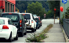 Sorpassare le auto in coda al semaforo è vietato?