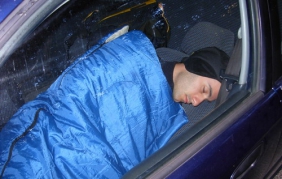 Dormire in auto: 5 pratici consigli