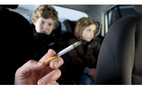 Multa fino a 500 euro per chi fuma in auto