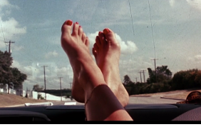 Gambe sul cruscotto dell'auto come un film di Tarantino