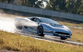 Con le gomme Bridgestone, ritorna su strada la Jaguar XJ220