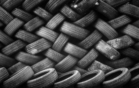 Pneumatici deteriorati come la buccia di banana