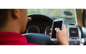 1 italiano su 4 usa lo smartphone mentre guida