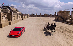 Una Ferrari 458 Italia sfida una biga all’interno di un circo!