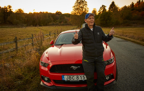 A 97 anni si regala una Ford Mustang