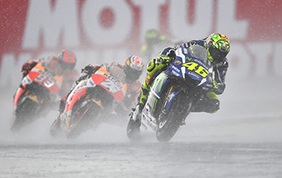 Valentino Rossi cade sotto la pioggia di Assen