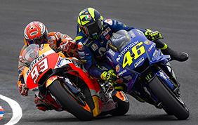 Scontro tra Marquez e Rossi: è bagarre anche fuori dai box!
