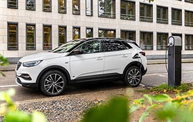 Opel Grandland X Plug-In Hybrid a trazione anteriore