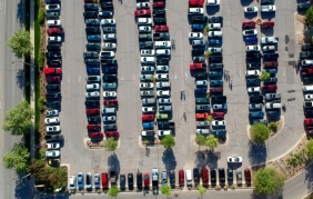 Gli italiani perdono mezz’ora al giorno per parcheggiare: lo dice Parclick