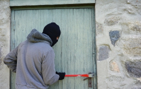 Vogliono rubare autoricambi ma non ci riescono