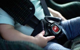 Seggiolini bimbi: scatta l'obbligo in auto
