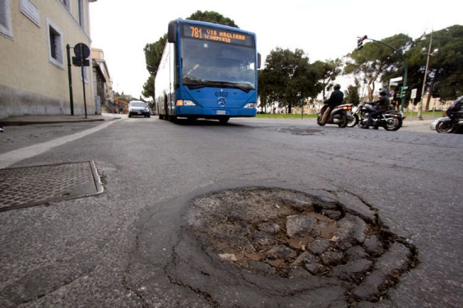 Strade dissestate: 6 italiani su 10 hanno rischiato un incidente nel 2015