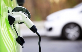 Veicoli ibridi ed elettrici:  TÜV Italia primo ente a certificare le competenze del personale tecnico specializzato