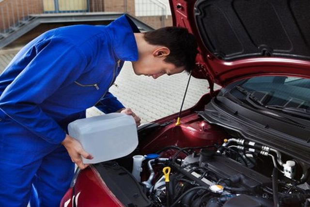 Cosa fare se in auto è accesa la spia della temperatura dell'acqua?