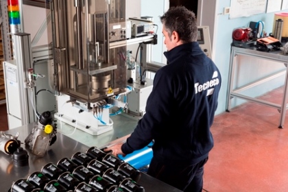 All'interno dello stabilimento TecnecoFiltration: uno dei pochi rimasti in Italia ancora attivi