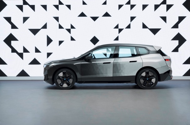 a carrozzeria cambia colore come per magia: BMW iX Flow in collaborazione con E Ink