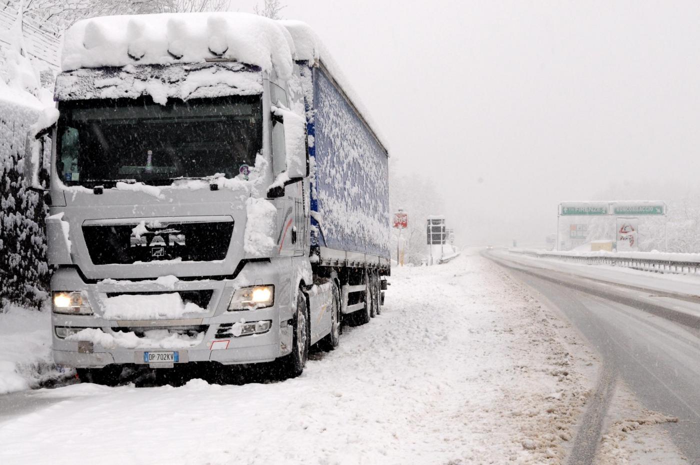 Camion su strada innevata