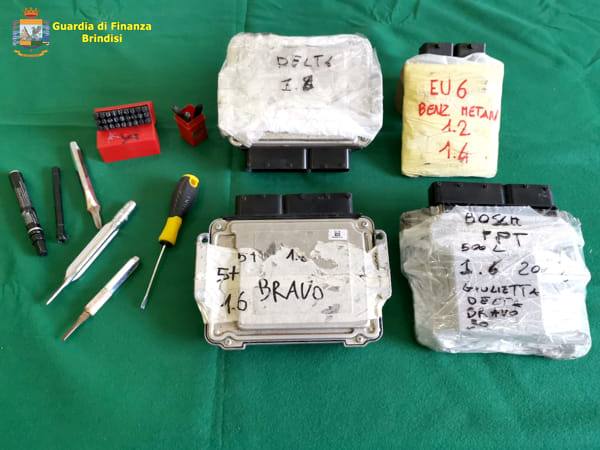 Operazione della Guardia di Finanza: in un box rivenuti pi&ugrave; di 300 pezzi di provenienza furtiva