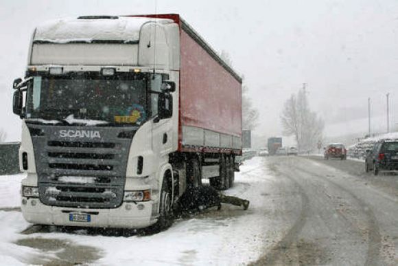 Montaggio catene da neve su camion