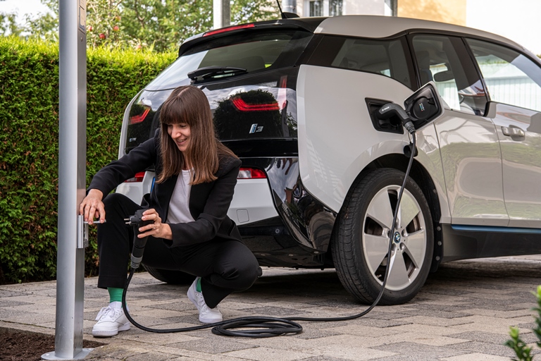 Ricaricare le auto elettriche non &egrave; mai stato cos&igrave; facile con Bosch.