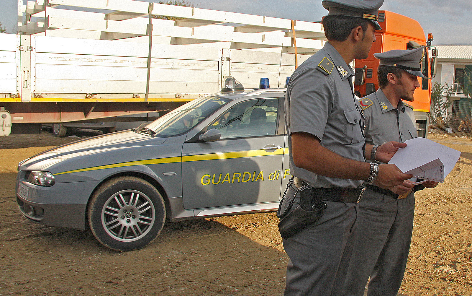 Guardia di Finanza scopre azienda fantasma di ricambi per auto