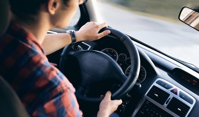 Guidare senza patente per necessità: si può fare oppure si rischia la multa?