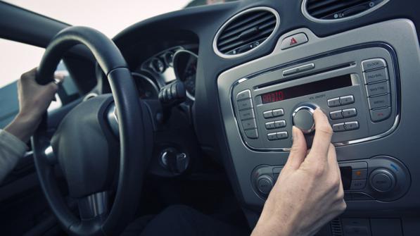 Sentire musica in auto