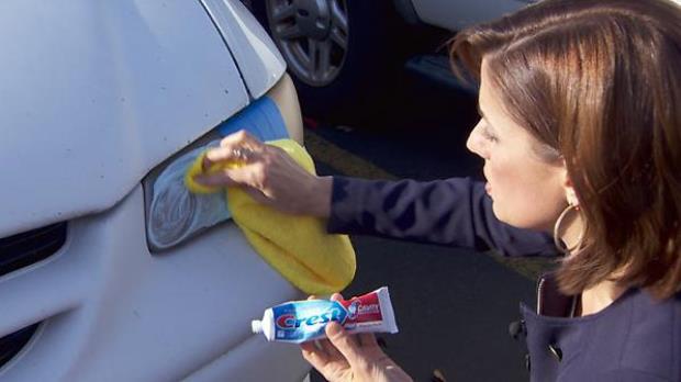 Come pulire i fari auto opachi con dentifricio 