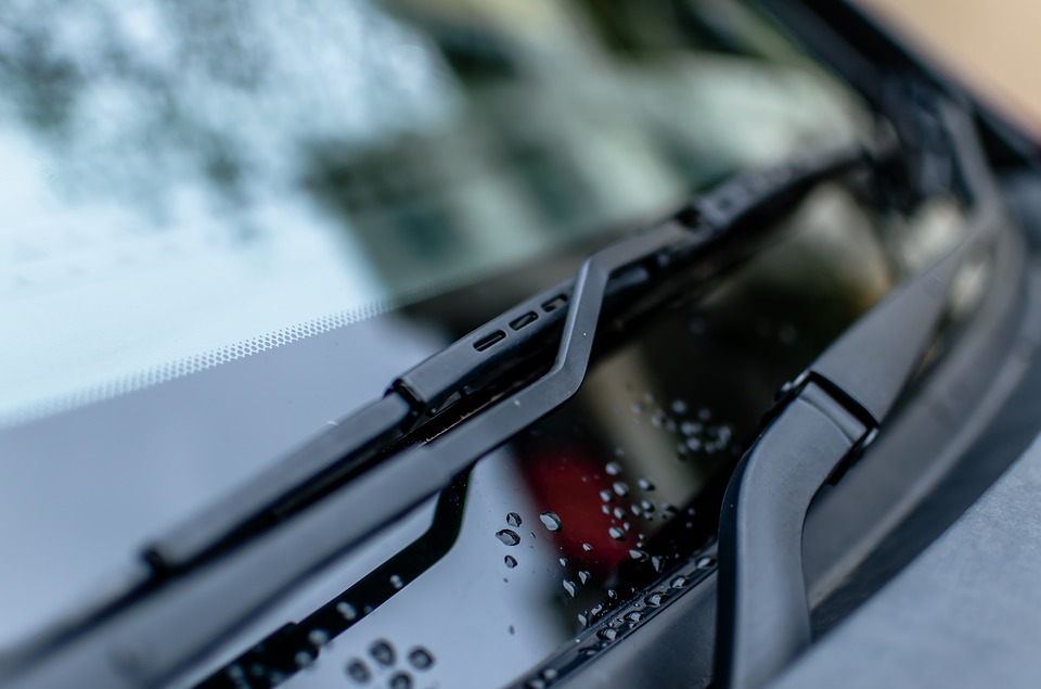 Come pulire il vetro interno auto sporco?
