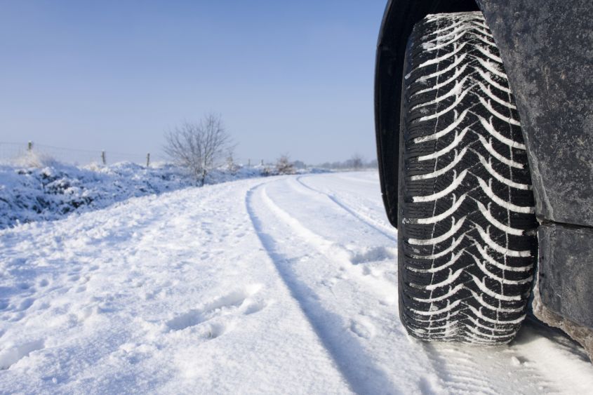 gomme invernali su strada innevata