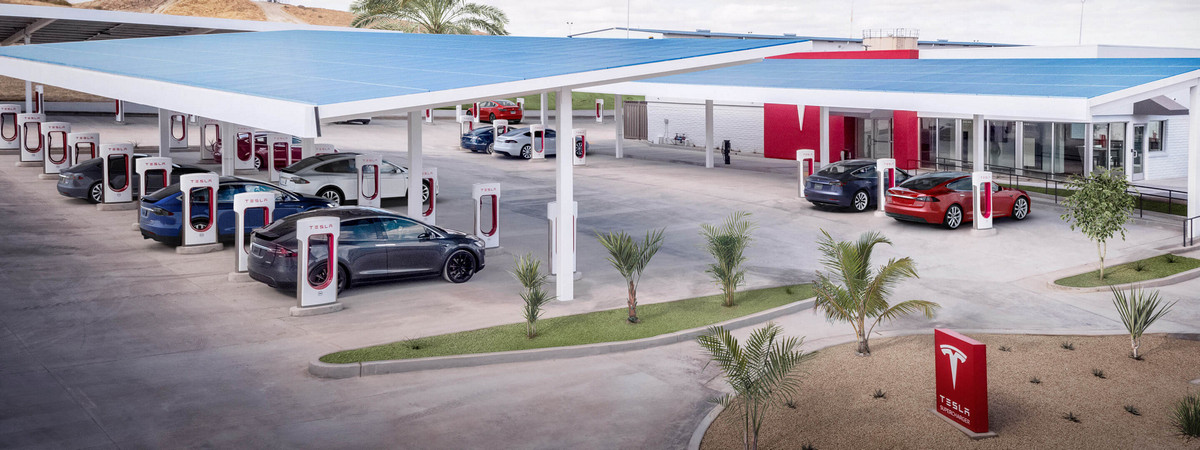 Le peculiarità della mobilità elettrica sono molte e includono anche le modalità del 'rifornimento': è per questo che possiamo definire i Supercharger Tesla strumenti di business