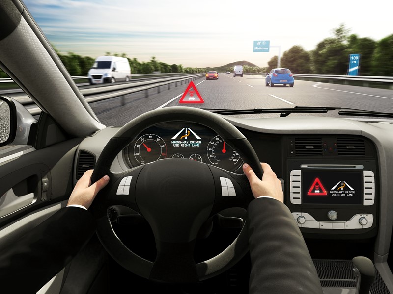 Si chiama Wrong-way driver warning: il servizio che avvisa il veicolo in caso di guida sulla carreggiata sbagliata 