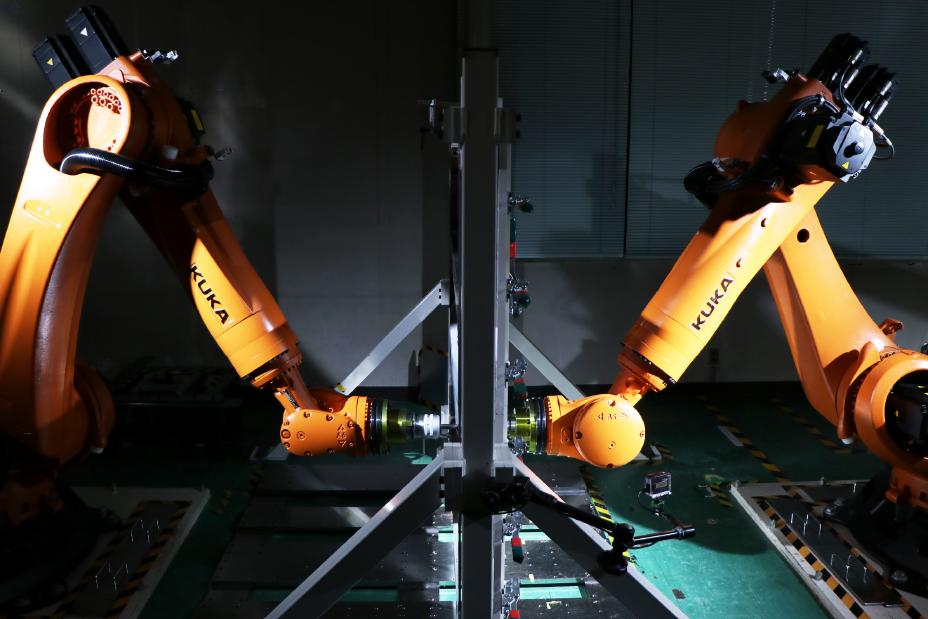 L’innovazione è da sempre nel DNA di Nissan e per questo vengono destinate regolarmente risorse in R&S al fine di introdurre progressi tecnologici a favore sia della produzione in serie che dei piccoli volumi.